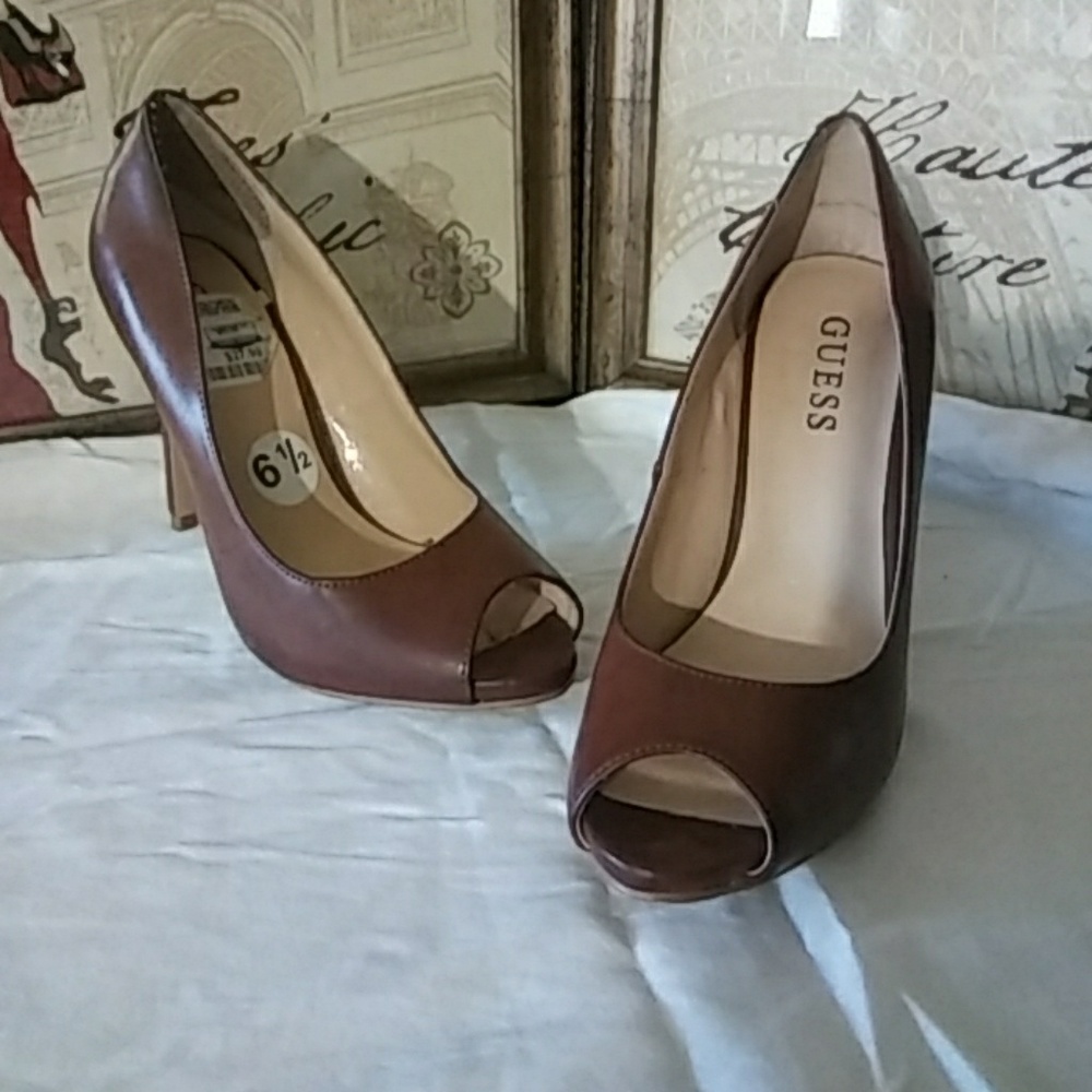 Guess Pumps